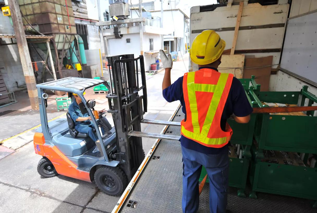 叉车安全指挥手势